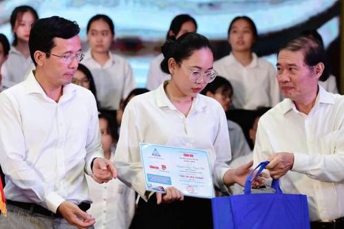 Trao học bổng 'Tiếp sức đến trường' cho sinh viên tại tỉnh Bến Tre và Tiền Giang