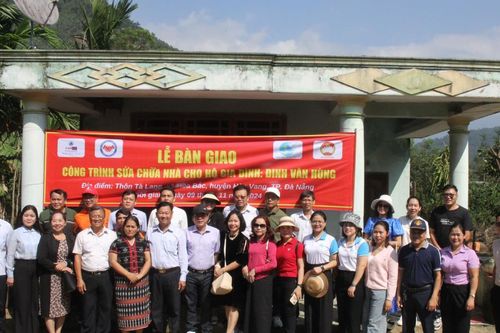 Sửa chữa nhà và trao quà cho gia đình khó khăn tại xã miền núi Hòa Bắc