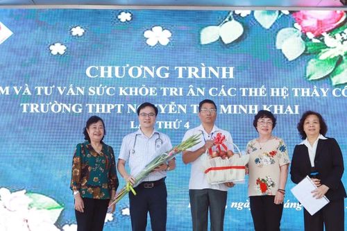 Cựu học sinh về trường cũ thăm khám miễn phí tri ân thầy cô