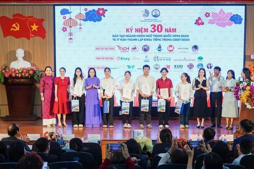 Trường Đại học Ngoại ngữ Đà Nẵng trao hơn 30 suất học bổng cho sinh viên nghèo