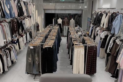 Kinh doanh cửa hàng thời trang gặp khó vì mùa đông đến muộn