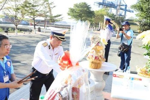 Đoàn đại biểu TPHCM bắt đầu hải trình thăm cán bộ, chiến sĩ, nhân dân các đảo Tây Nam
