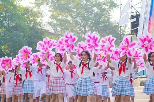 Hàng nghìn học sinh Hà Nội rực rỡ cờ hoa xuống phố