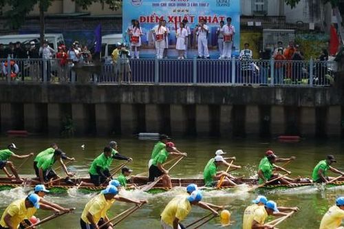 Sôi nổi đua ghe ngo trên kênh Nhiêu Lộc mừng Lễ hội Ok-Om-Bok