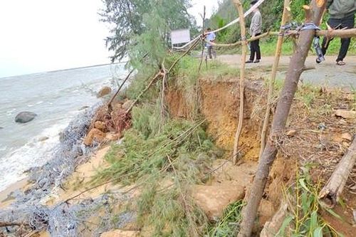Đường độc đạo ở Thừa Thiên-Huế nguy cơ bị sóng cuốn ra biển