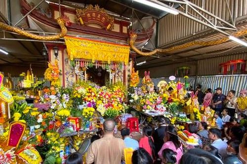 Hàng vạn du khách về cúng bái trong ngày giỗ Đền Ông Hoàng Mười