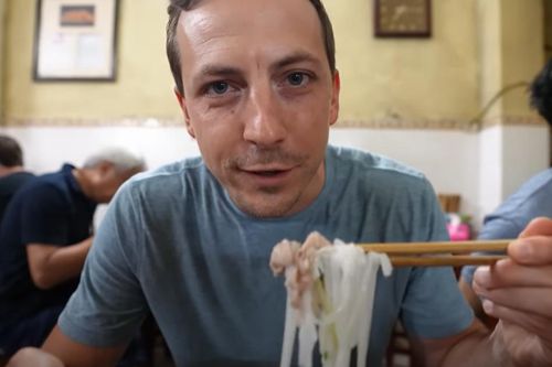 Khách Tây thử phở gia truyền ở Hà Nội, hết lời khen ngon, húp cạn cả nước dùng