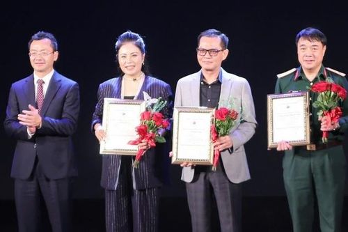 NSND Trung Hiếu được trao huy chương Vàng