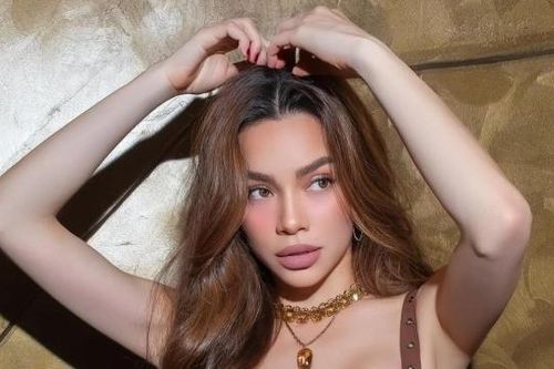 Hồ Ngọc Hà khoe dáng mẹ 3 con sexy, vợ cũ Bằng Kiều U60 'hack' tuổi