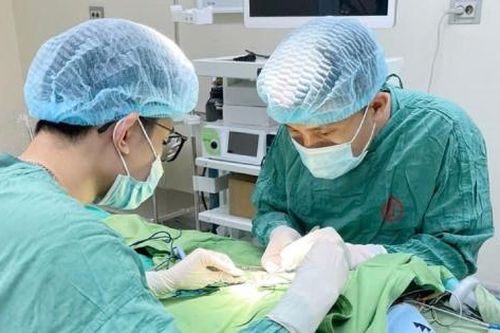 Phẫu thuật kịp thời cho bé gái 26 ngày tuổi bị thoát vị bẹn