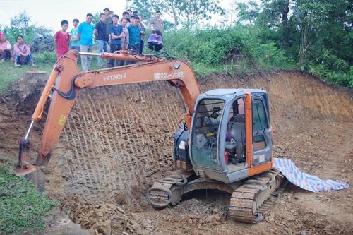 Khởi tố người lái máy xúc khiến 1 cháu bé tử vong