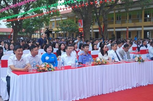 VKSND huyện Đông Anh phối hợp tổ chức phiên tòa giả định và tặng quà cho học sinh