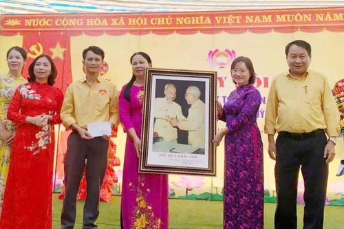 Lãnh đạo đoàn đại biểu Quốc hội Nghệ An vui Ngày hội Đại đoàn kết ở thị xã Hoàng Mai