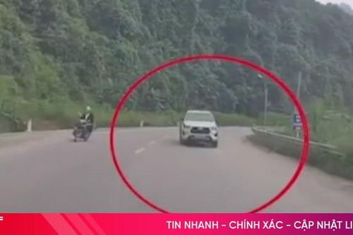 Tài xế xử lý cực nhanh tránh đâm trực diện với xe bán tải ngược chiều đi như mơ ngủ