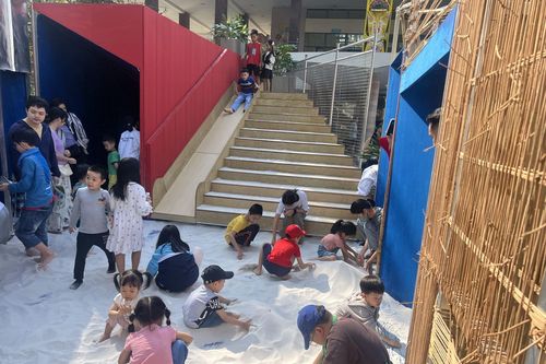 Thiếu nhi Thủ đô thích thú trải nghiệm 'Hành lang Thơ Ngây'