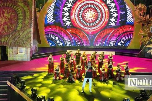 Hàng ngàn người hòa mình cùng 'Vũ khúc dã quỳ' dưới chân núi lửa Chư Đang Ya