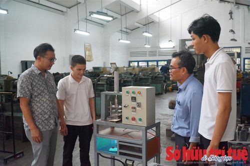 Sinh viên Đà Nẵng chế tạo máy ép chén dĩa từ vật liệu xanh
