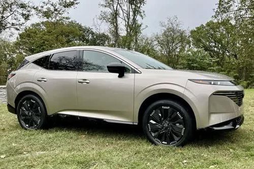 SUV hạng sang của Nissan sở hữu công suất 241 mã lực, nội thất tiện nghi, giá gần 940 triệu đồng