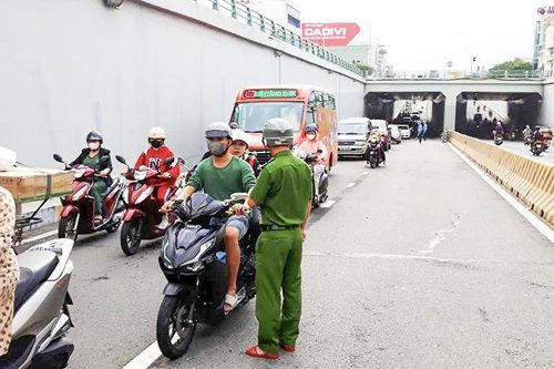 Xử phạt hành chính, tạm giữ bằng lái tài xế xe tải 'rải đá' trong hầm chui Điện Biên Phủ