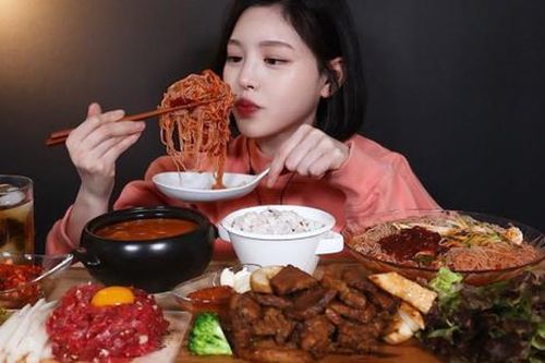 ShopeeFood 'bầu bạn' cùng người trẻ khi xu hướng dùng bữa một mình lên ngôi
