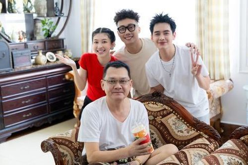 NSƯT Hữu Châu, Công Ninh được học trò tặng hoa tri ân nhân dịp đặc biệt