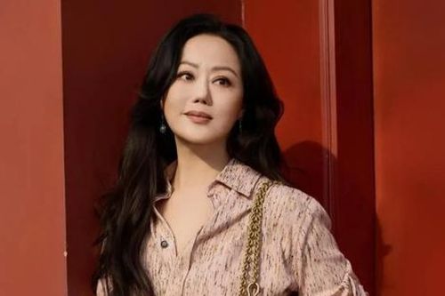 Nữ diễn viên đam mê diễn phim 18+ ở tuổi U50, từng khiến đại gia phá sản và giờ cặp kè với 5 trai trẻ