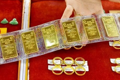 Chuyện giá vàng trong nước: Cầm vàng đừng để vàng 'rơi'
