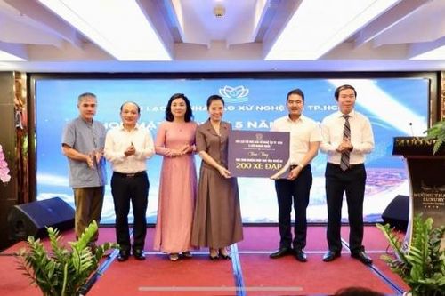Câu lạc bộ Nhà báo Xứ Nghệ TP. Hồ Chí Minh vận động 3.000 chiếc xe đạp tiếp sức học sinh nghèo