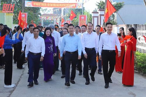 Phó Thủ tướng Chính phủ Lê Thành Long và Bí thư Tỉnh ủy Nguyễn Doãn Anh chung vui Ngày hội Đại đoàn kết toàn dân tộc tại huyện Triệu Sơn