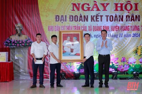 Phó Trưởng Ban Tổ chức Trung ương Đỗ Trọng Hưng và Phó Bí thư Tỉnh ủy Trịnh Tuấn Sinh dự Ngày hội Đại đoàn kết toàn dân tộc tại huyện Quảng Xương