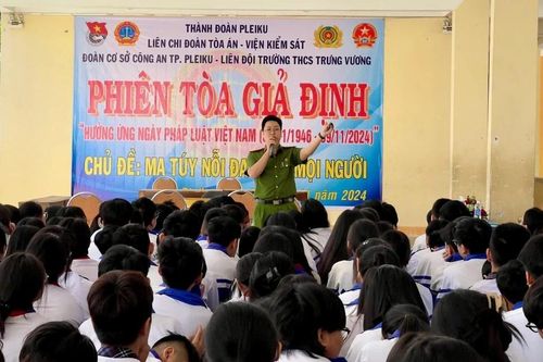 Phiên tòa giả định tuyên truyền phòng-chống sử dụng ma túy cho học sinh Trường THCS Trưng Vương