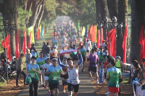 Hơn 1.000 chân chạy đánh thức cung đường của vùng quê Chư Păh