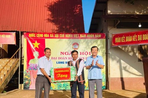 Chủ nhiệm Ủy ban Kiểm tra Tỉnh ủy Thái Thanh Bình dự Ngày hội Đại đoàn kết tại làng Vân