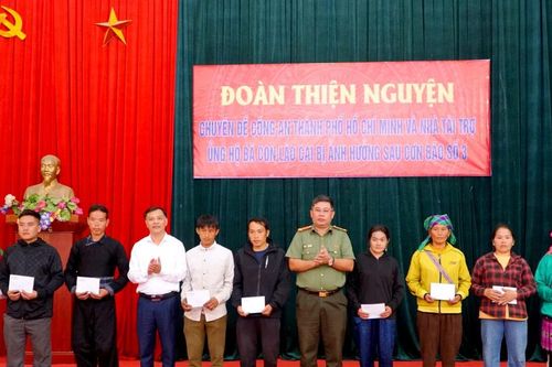 Đoàn thiện nguyện một số cơ quan báo chí tặng quà người dân Bát Xát bị ảnh hưởng bởi cơn bão số 3