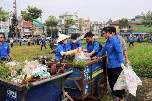 Bảo Lộc: Đoàn viên, thanh niên tích cực tham gia vệ sinh môi trường, chỉnh trang đô thị