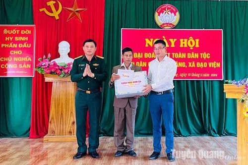Chỉ huy trưởng Bộ CHQS tỉnh Đặng Văn Long dự Ngày hội đại đoàn kết toàn dân tộc tại thôn Oăng