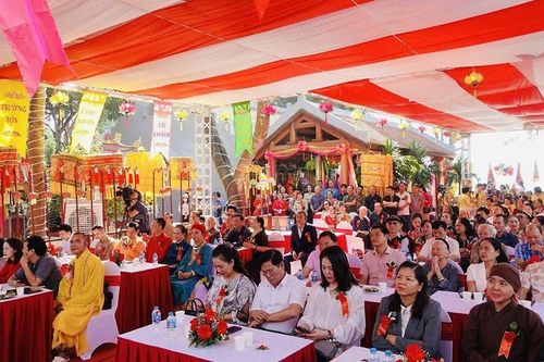 Hà Nội: Lễ nhập tự thủ nhang đền Rừng