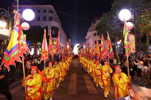 Hàng ngàn người đổ về phố đi bộ dự Lễ hội Thiết kế sáng tạo Hà Nội