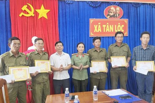Khen thưởng 7 cá nhân bắt tên trộm có nhiều tiền án