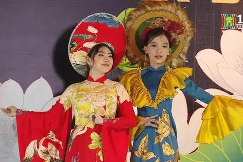 Đến Hàng Buồm xem Fashion show 'Sắc màu di sản'