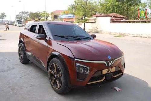 Chiếc xe Vinfast VF7 làm từ gỗ hương
