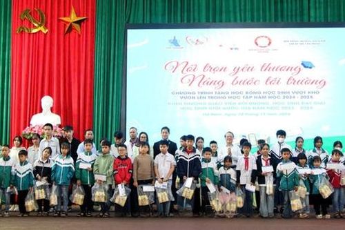 Hà Nam: Trao học bổng và phần thưởng cho gần 300 học sinh nghèo vượt khó