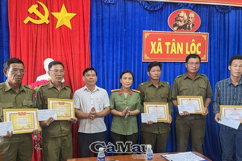 Trao tặng giấy khen cho 7 cá nhân bắt trộm