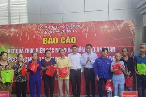 Quận 1: Diễn tập, trang bị kỹ năng PCCC cho người dân khu Chợ Gà – Chợ Gạo