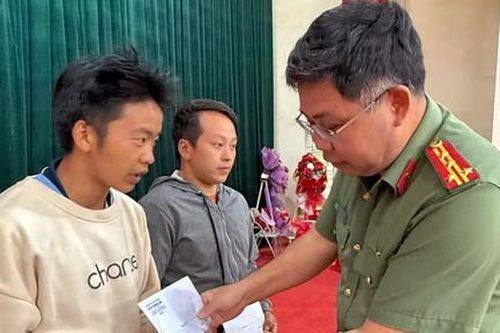 Báo Công an TPHCM chia sẻ khó khăn với bà con vùng biên giới Dền Thàng, tỉnh Lào Cai
