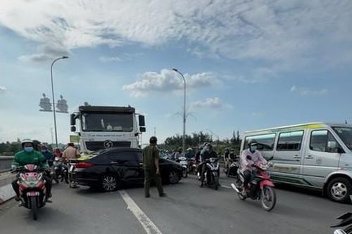 3 ô tô va chạm liên hoàn trên cầu Bến Lức, hướng miền Tây lên TPHCM ùn tắc