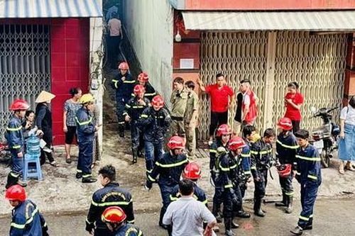 Lãnh đạo TPHCM thăm hỏi gia đình có nạn nhân tử vong trong vụ cháy nhà trọ cao tầng