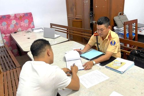 Tài xế phê ma túy, vừa lái xe khách vừa múa