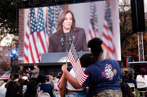 Bà Kamala Harris bị chỉ trích là 'thảm họa tỷ USD', nợ nần hậu tranh cử
