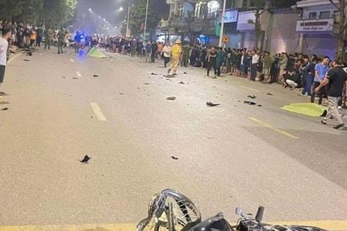 Hà Nội: 3 xe máy đấu đầu làm 4 người thương vong